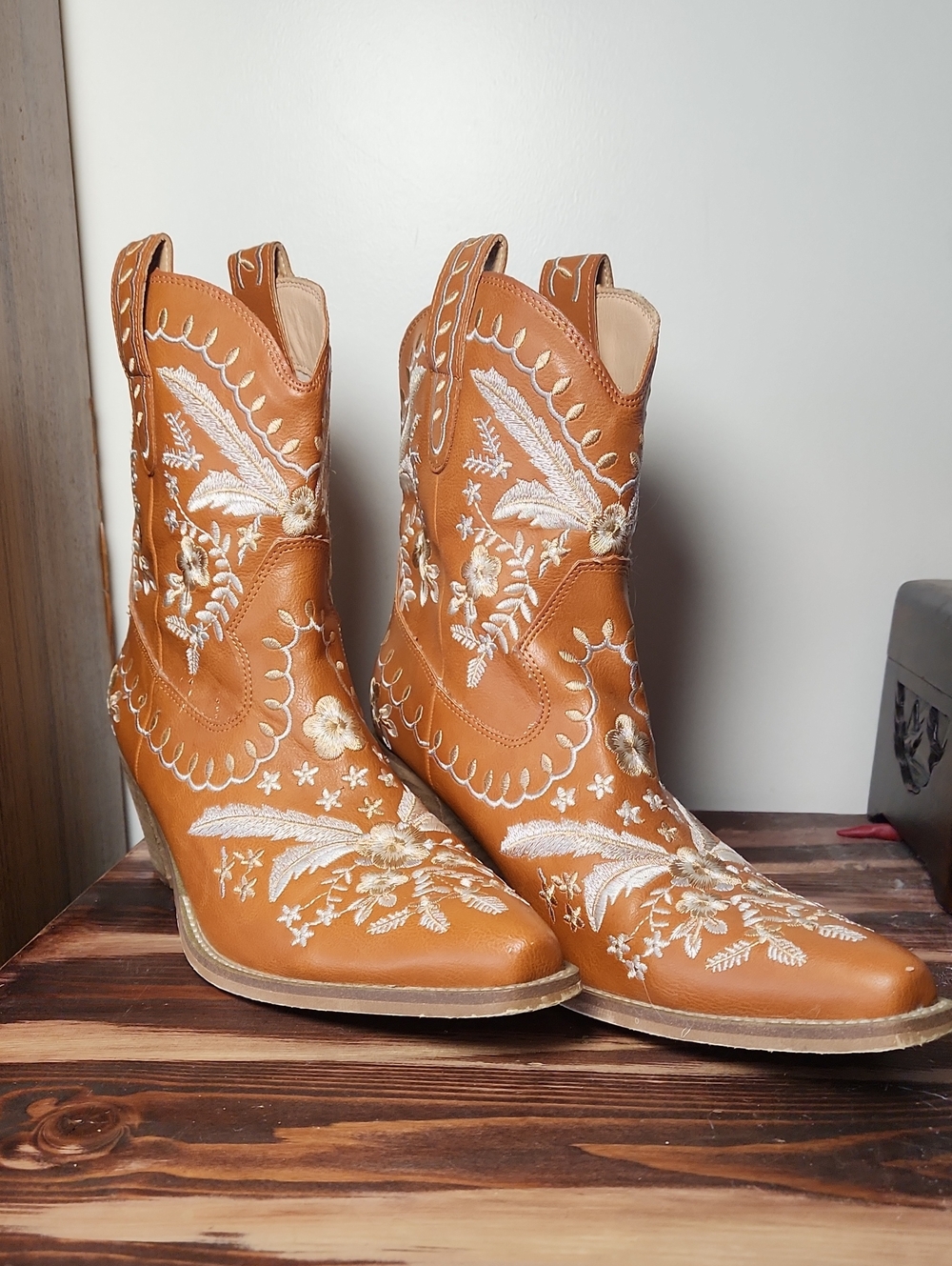 Mi.iM Los Angeles Embroidered Boots